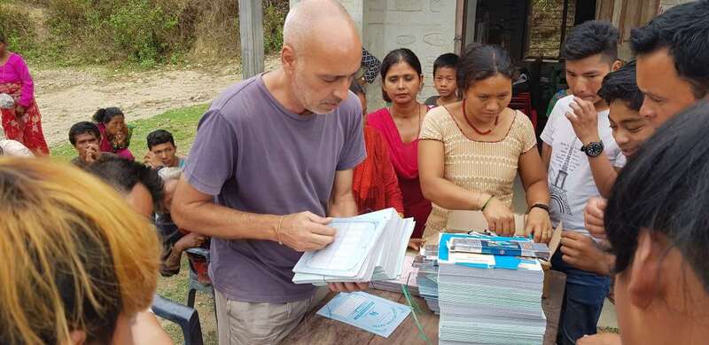 Reparto de material escolar en una de las aldeas (Foto TA)
